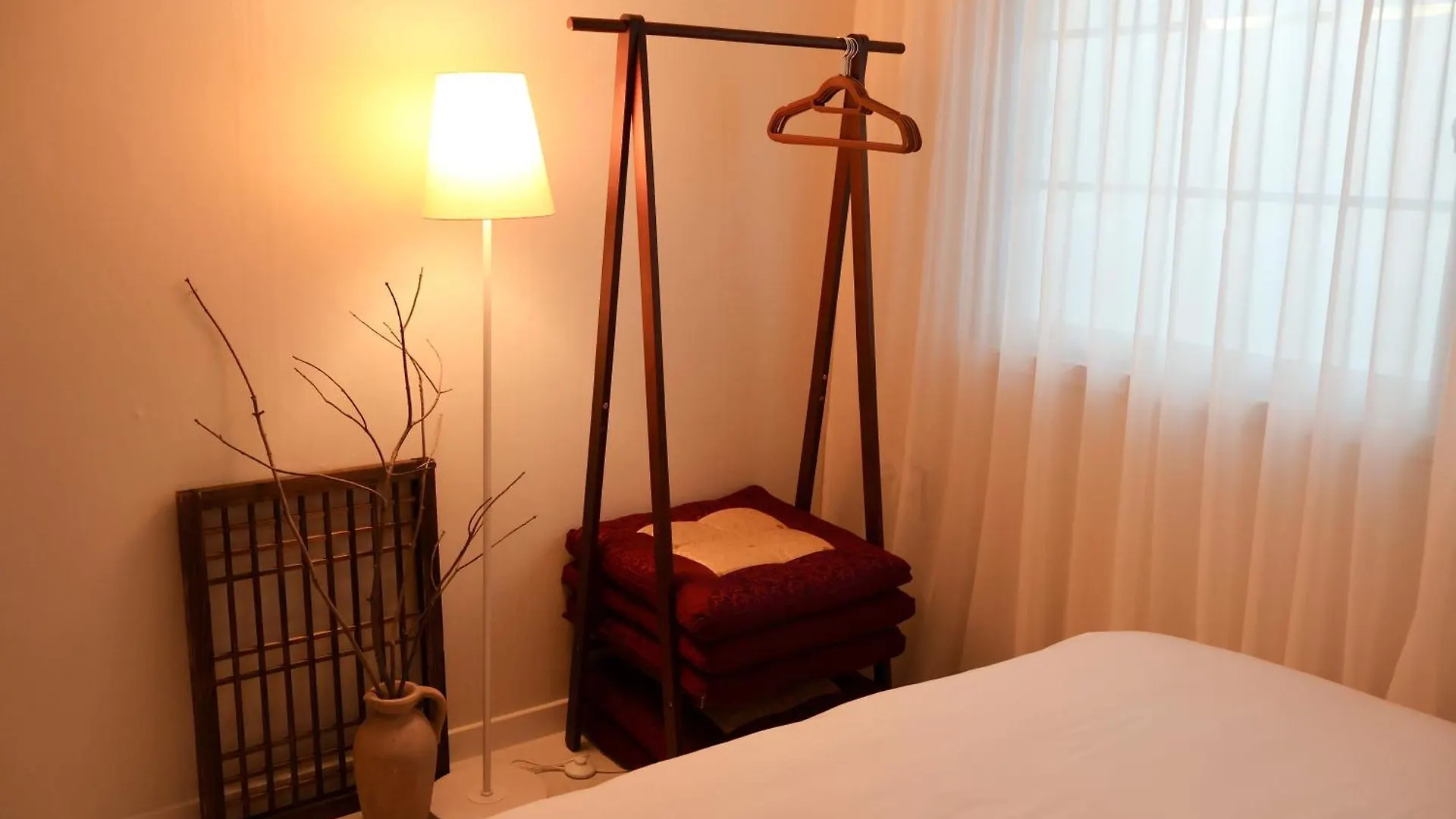 Stay Yeobaek,2Br,1Ba - 2Min To Hongdae, 5Mins To Sangsu Station Сеул 0*,  Южная Корея